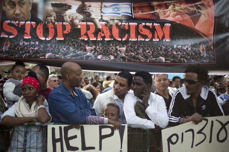 Afrikanske migranter demonstrerer mod udvisningerne foran Rwandas ambassade i Israel. 