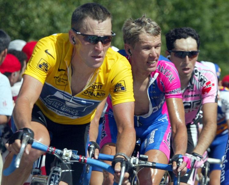 Raimondas Rumsas i kølvandet på Lance Armstrong under Tour de France 2002, hvor litaueren sluttede på tredjepladsen.
   