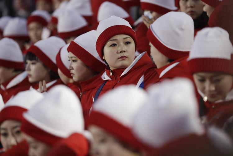 Medlemmer af den nordkoreanske delegation venter på, at åbningsceremonien skal gå i gang.
   