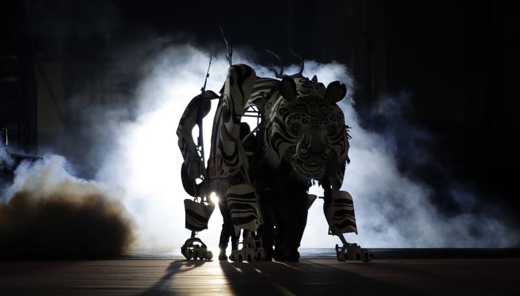 Dansere optræder under åbningen. 
   