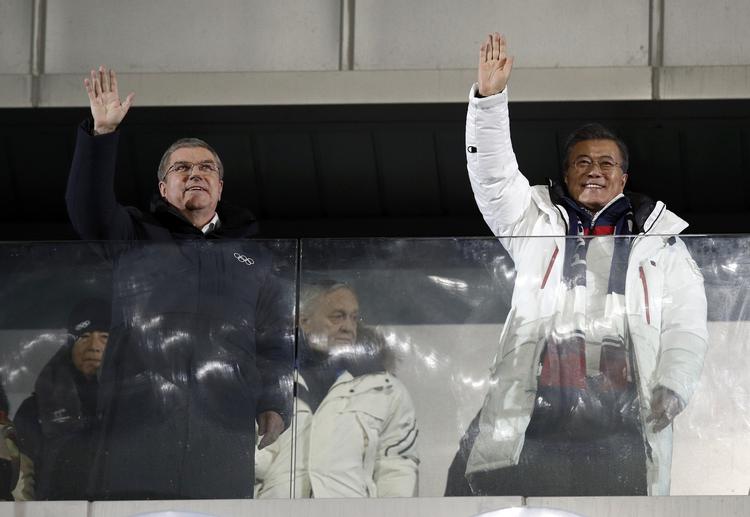 IOC's præsident Thomas Bach (tv) og Sydkoreas præsident Moon Jae-in vinker til publikum. 
   