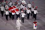 Skøjteløberen Elena Møller Rigas bærer flaget, da Danmarks hold marcherer ind. 
   