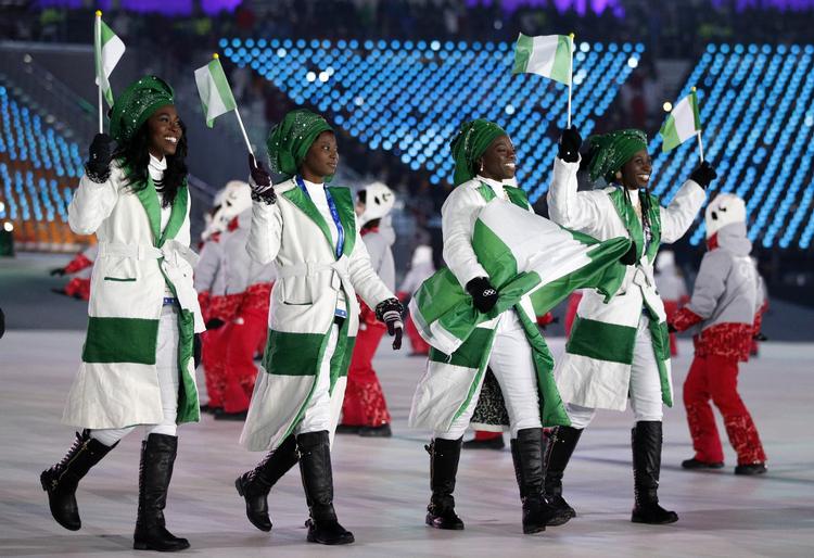 Det lille nigerianske hold marcherer ind. 
 