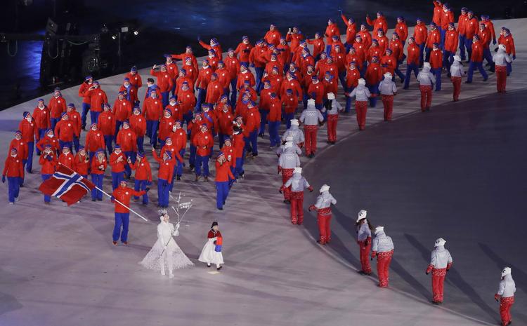 Skiskytten Emil Hegle Svendsen er fanebærer for det norske hold. 