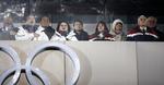 På bageste række overværer Kim Yong Nam, den 90-årige præsident for præsidiet i Nordkoreas parlament overværer på anden række åbningsceremonien sammen med sammen med Nordkoreas præsident Kim Jong Uns søster Kim Yo Jong. På forreste række helt til højre ses Sydkoreas præsident Moon Jae-in og yderst til højre USA's vicepræsident Mike Pence.
   