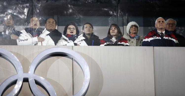 På bageste række overværer Kim Yong Nam, den 90-årige præsident for præsidiet i Nordkoreas parlament overværer på anden række åbningsceremonien sammen med sammen med Nordkoreas præsident Kim Jong Uns søster Kim Yo Jong. På forreste række helt til højre ses Sydkoreas præsident Moon Jae-in og yderst til højre USA's vicepræsident Mike Pence.
   