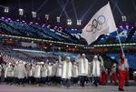 Det russiske hold marcherer ind under det olympiske flag, ikke det russiske.
   
   