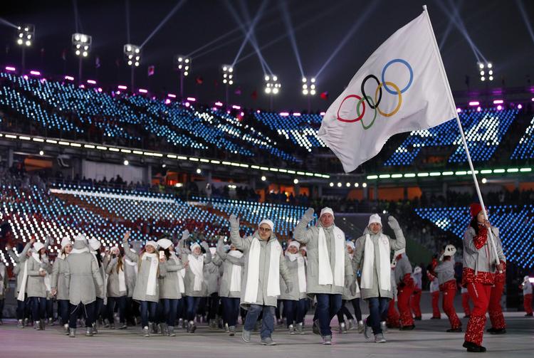 Det russiske hold marcherer ind under det olympiske flag, ikke det russiske.
   
   