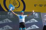 Magnus Cort hyldes i ungdomskonkurrencens hvide førertrøje efter kongeetapen i Dubai Tour. 