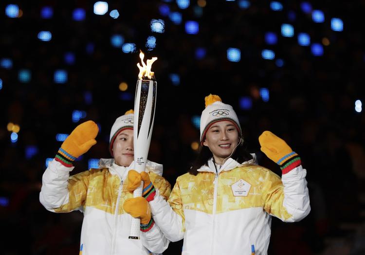 Sådan kan forsoning se ud: Nordkoreas Jong Su Hyon og Sydkoreas Park Jong-ah bar den olympiske ild ind ved åbningsceremonien.
   