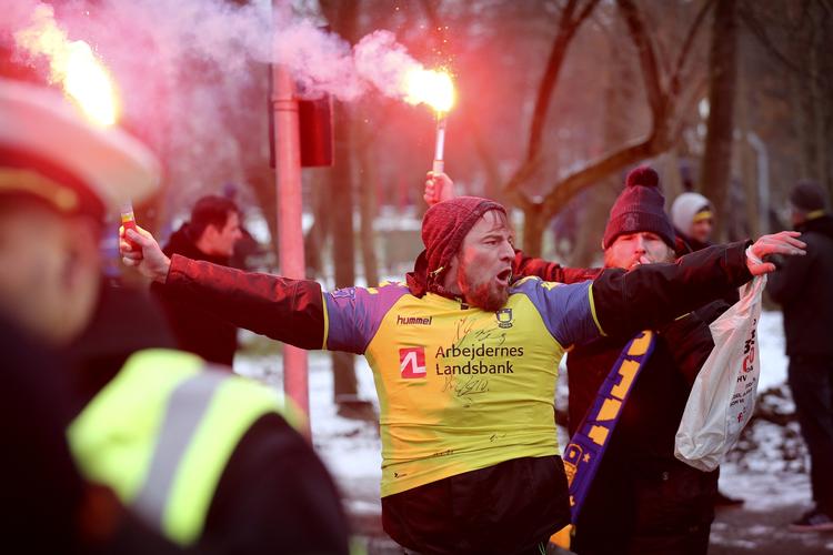 Slemt ser det ud, når fantrøjen er købt så stor, at dynevinterjakken kan passe inde under den.
   