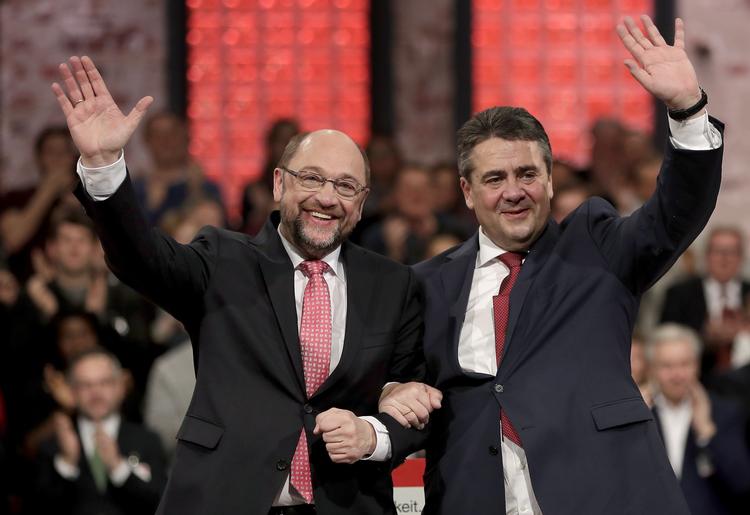 Så gode venner var de, Martin Schulz og Sigmar Gabriel, for et år siden. I dag er forholdet frosset. Gabriel er i hvert fald stiktosset på Schulz, som var ved at tage hans udenrigsministerpost.  
