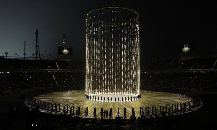 Det var en optræden præget af stort anlagte dansescener og lysshows. 