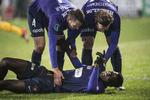 Paul Onuachu (liggende) slog sig, da han scorede årets første mål i Superligaen. 