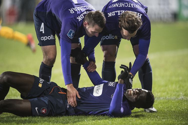 Paul Onuachu (liggende) slog sig, da han scorede årets første mål i Superligaen. 