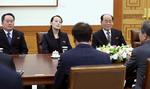 Kim Yo Jong, der er søster til Nordkoreas leder, sad lige over for den sydkoreanske præsident, Moon Jae-in, da de tidligere i idag mødtes i præsidentboligen i den sydkoreanske hovedstad Seoul. Til højre for hende sidder Nordkoreas ceremonielle statsoverhoved, Kim Yong Nam.
 