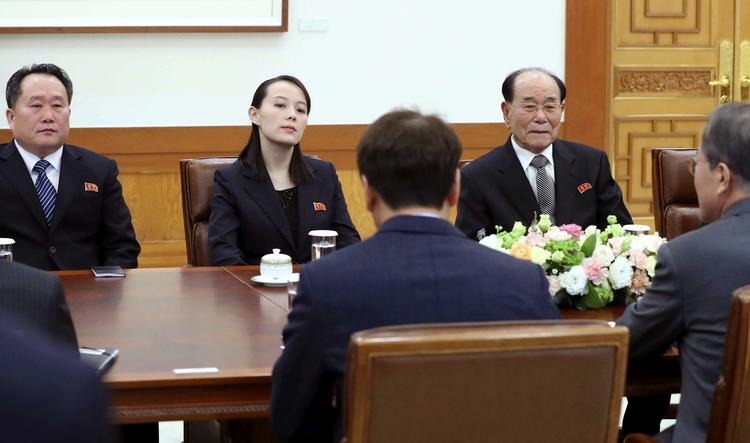 Kim Yo Jong, der er søster til Nordkoreas leder, sad lige over for den sydkoreanske præsident, Moon Jae-in, da de tidligere i idag mødtes i præsidentboligen i den sydkoreanske hovedstad Seoul. Til højre for hende sidder Nordkoreas ceremonielle statsoverhoved, Kim Yong Nam.
 