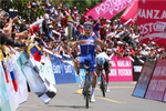 Julian Alaphilippe jubler over sejren, mens den colombianske mester Sergio Henao kæmper for andenpladsen. Foto: Tim De Waele/Getty Images. 