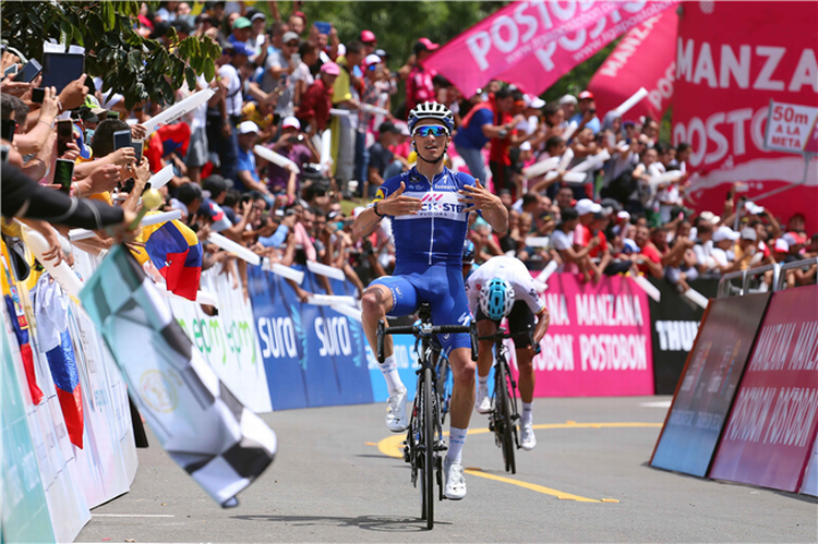 Julian Alaphilippe jubler over sejren, mens den colombianske mester Sergio Henao kæmper for andenpladsen. Foto: Tim De Waele/Getty Images. 