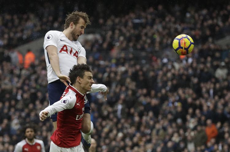 Harry Kane hoppede markant højere end Laurent Koscielny, da han blev matchvinder for Tottenham. 