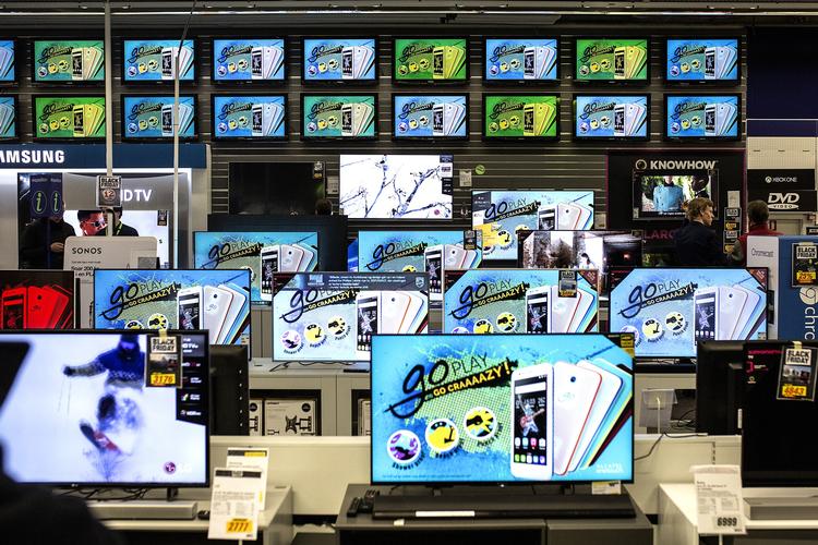 
Snusfornuften har ramt boligejerne, der hellere vil pleje privatøkonomien end at gå amok i en ny forbrugsfest. En af de få undtagelse er mobiltelefoner, fladskærme og andre typer af forbrugerelektronik, der går som varmt brød hos bageren.   