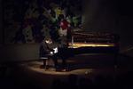 Igor Levit bøjet over flyglet på Louisiana, i gang med Bach.  