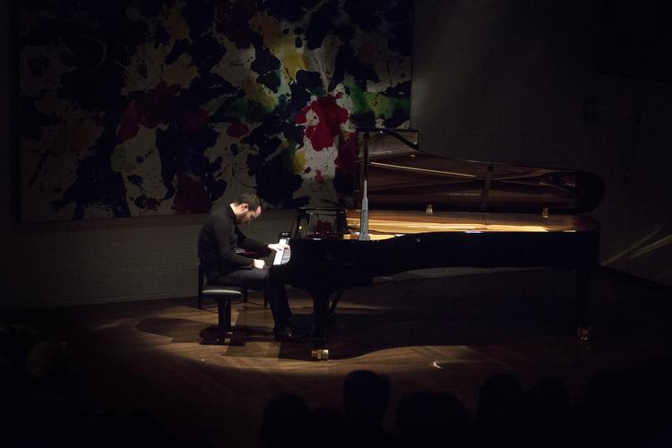 Igor Levit bøjet over flyglet på Louisiana, i gang med Bach.  