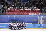Nordkoreanske tilskuere hylder det fælles koreanske hold efter kampen mod Schweiz, der blev tabt 0-8.
   