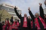 Arbejdere demonstrerer i den tyske by Stuttgart i forbindelse med de netop overståede overenskomstforhandlinger mellem arbejdsgivere og -tager i den tyske metalindustri.  