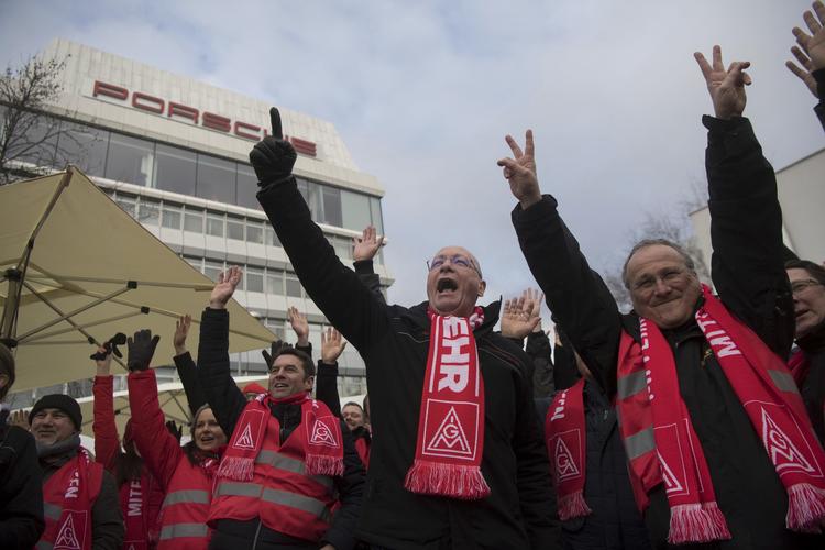 Arbejdere demonstrerer i den tyske by Stuttgart i forbindelse med de netop overståede overenskomstforhandlinger mellem arbejdsgivere og -tager i den tyske metalindustri.  