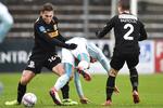 Midt i anden halvleg måtte Benjamin Hansen (tv.) og de øvrige spillere en tur i omklædningsrummet, mens fjerdedommeren gjorde sig klar til at afløse en skadet linjedommer. 