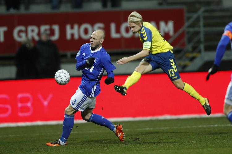 Et indlæg fra Johan Larsson (th.) resulterede i et selvmål og en Brøndbyføring. 