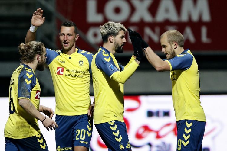 Kasper Fisker, Kamil Wilczek, Anthony Jung og Teemu Pukki jubler efter sidstnævntes scoring til 3-0. 