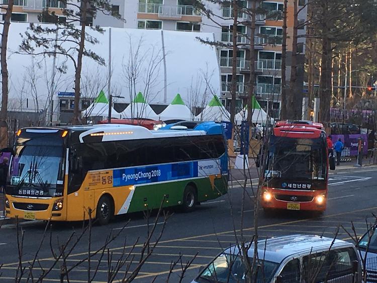 Der er busser overalt ved vinter-OL, og de er hele tiden på vej. Men systemet fungerer. 
