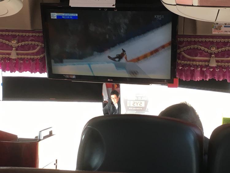 Så er der storskærm i bussen. Det er muligt at følge med i OL overalt. 