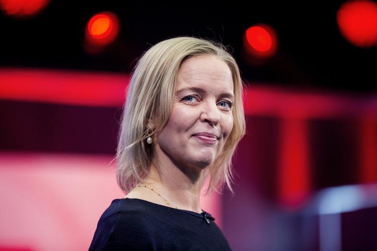Administrerende direktør i TDC Pernille Erenbjerg har modtaget et forhøjet bud på selskabet.  