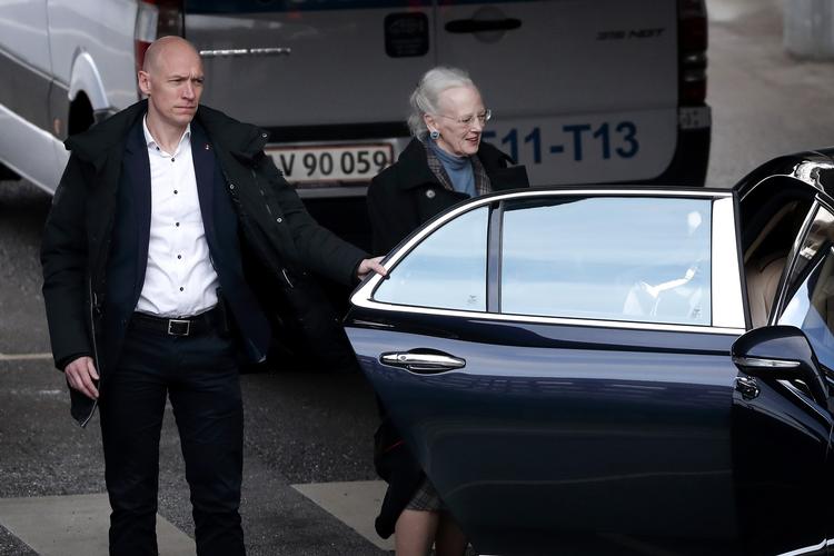 Dronning Margrethe besøgte Prins Henrik mandag eftermiddag  på Rigshospitalet.
   