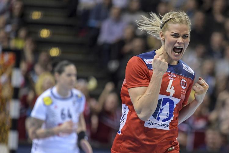 Profilen Veronica Kristiansen, der her ses for Norge under decembers VM i Frankrig, forlader FC Midtjylland efter denne sæson.
   