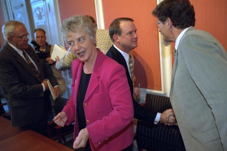 Historisk håndtryk i Spejlsalen på Christiansborg 1997: Finansminister Mogens Lykketoft (S) har solgt statens aktier i Tele Danmark, og trykker hånd med køberen, Richard Notebaert, Ameritech. Til venstre Knud Heinesen, dengang bestyrelsesformand i Tele Danmark, i midten daværende forskningsminister Jytte Hilden.
    
   