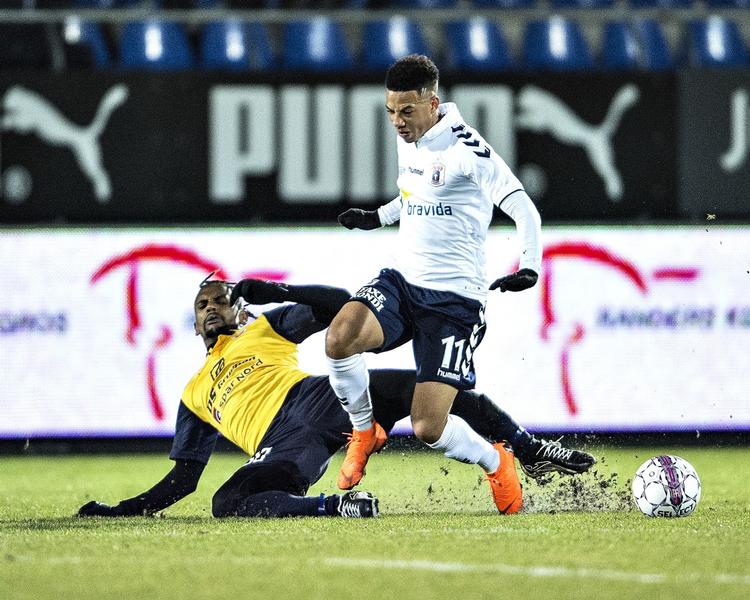 AGF's teknisk dygtige svensker Tobias Sana bliver her tacklet af Hobros frontløber Quincy Antipas under mandag aftens superligakamp i Hobro.
     
