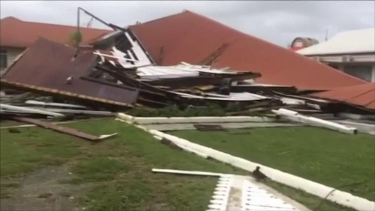 Denne bygning var i går parlamentet i Tonga. Nu er den nedlagt af Gita. 