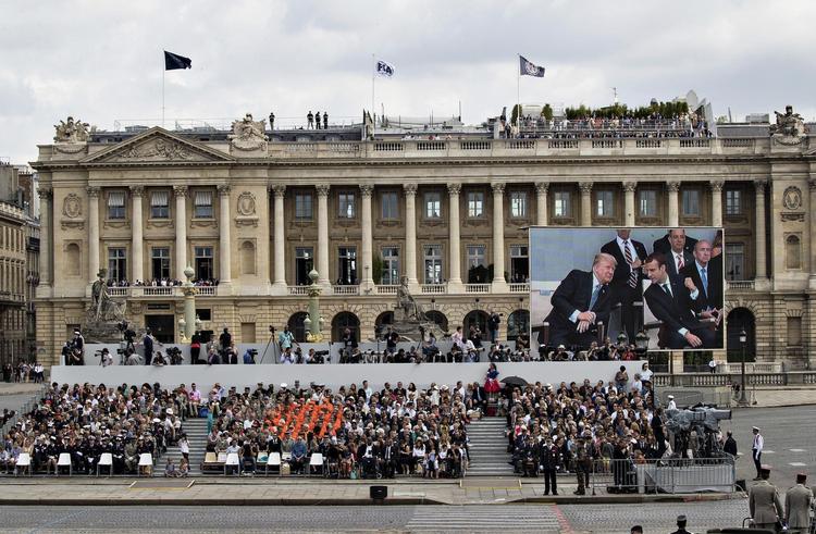 14. juli 2017 overværede Trump og Macron bastilledagsparaden i Paris. 