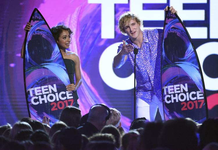 Den omdiskuterede og grænsesøgende youtuber Logan Paul optræder her ved Teens Choice Awards i USA.  