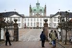 
    Prins Henrik er tilbage på Fredensborg, og fotograferne er fulgt med. Her skal han være i sin sidste tid, som kongehuset formulerer det.
   