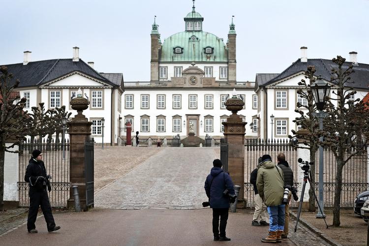 
    Prins Henrik er tilbage på Fredensborg, og fotograferne er fulgt med. Her skal han være i sin sidste tid, som kongehuset formulerer det.
   