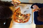 Blandt andet pizzeriaer kæmper med at passe ordentligt på deres råvarer i den varme tid. Maden fordærver, og kunderne risikerer maveonder. 
  
   Finn Frandsen/POLFOTO