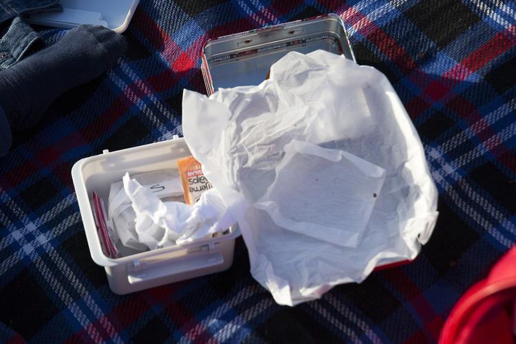 Hvis madpapir bærer miljømærket Svanen, er det fremstillet uden brug af fluorstoffer, og generelt er de mest problematiske stoffer enten forbudt eller på vej til at blive det i EU. Problemet er, at de stadig findes i miljøet og især i produkter fra lande udenfor EU.
   