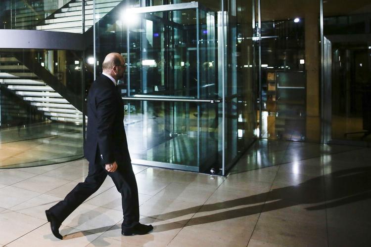 Martin Schulz på vej ud, efter han har trukket sig som formand for SPD.  