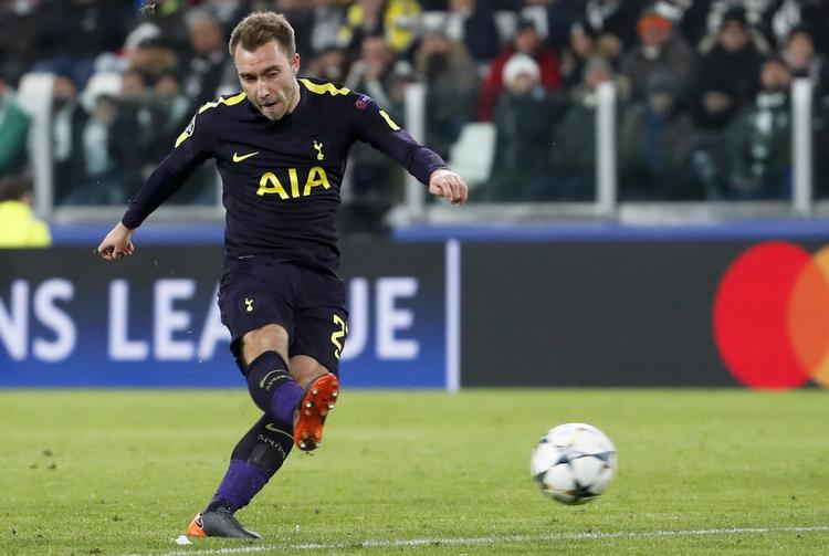 Christian Eriksen viste topform tirsdag aften i Torino, hvor han her udligner på frispark mod legenden Gianluigi Buffon på Juventus-målstregen. 