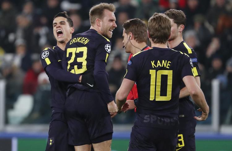Christian Eriksen tiljubles af holdkammeraterne, efter danskeren har udlignet for Tottenham i Torino tirsdag aften.
     